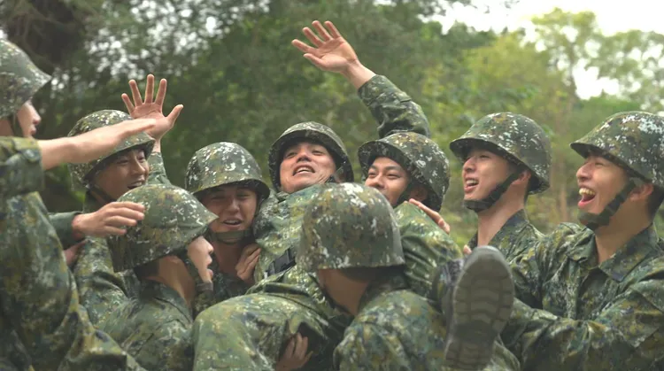 黃恩賜（中）擲出好成績，星兵們一同歡呼。台視提供
