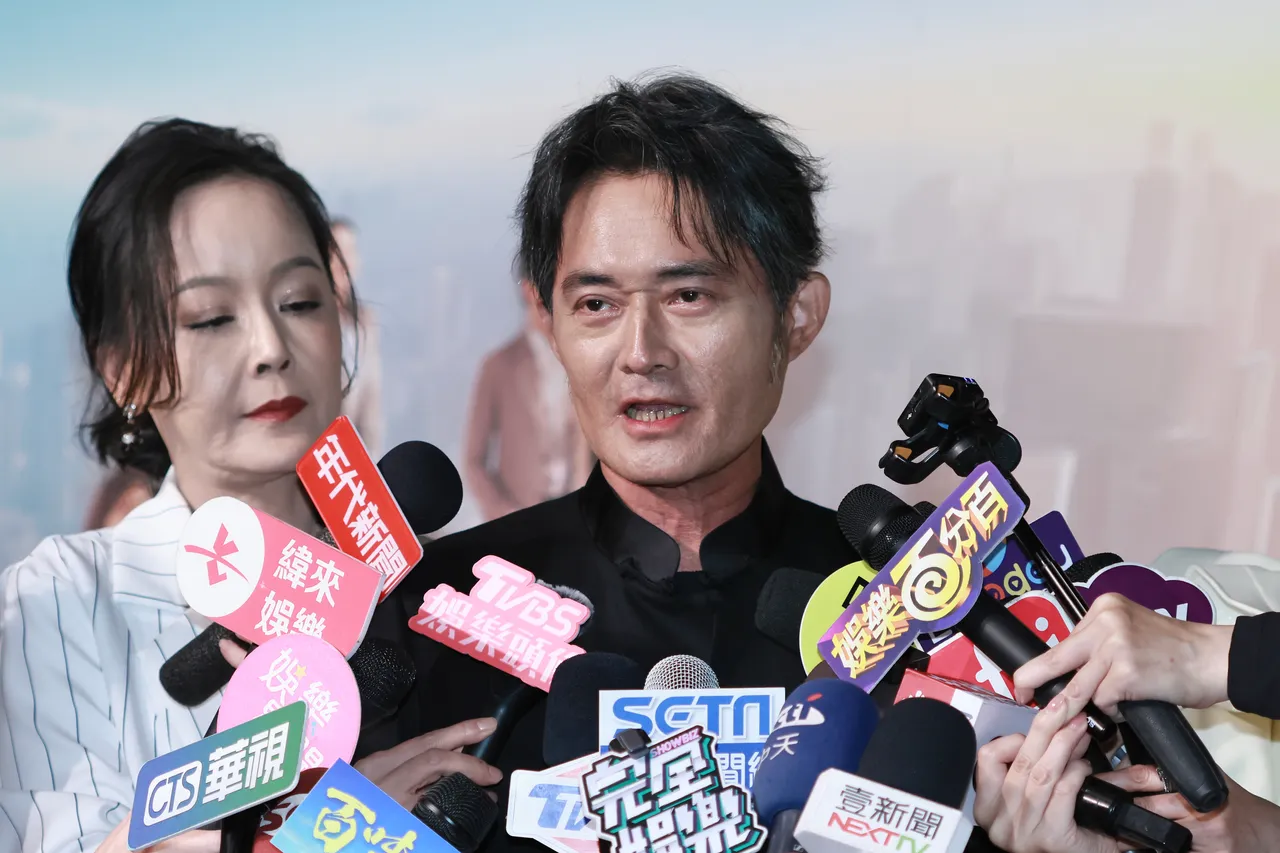 岳虹(左)许愿和江国宾滚床。彭欣伟摄影