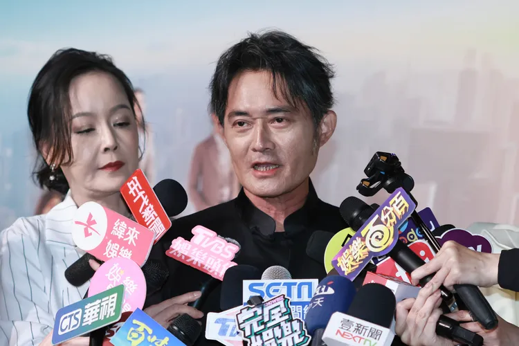 岳虹（左）許願和江國賓滾床。彭欣偉攝影