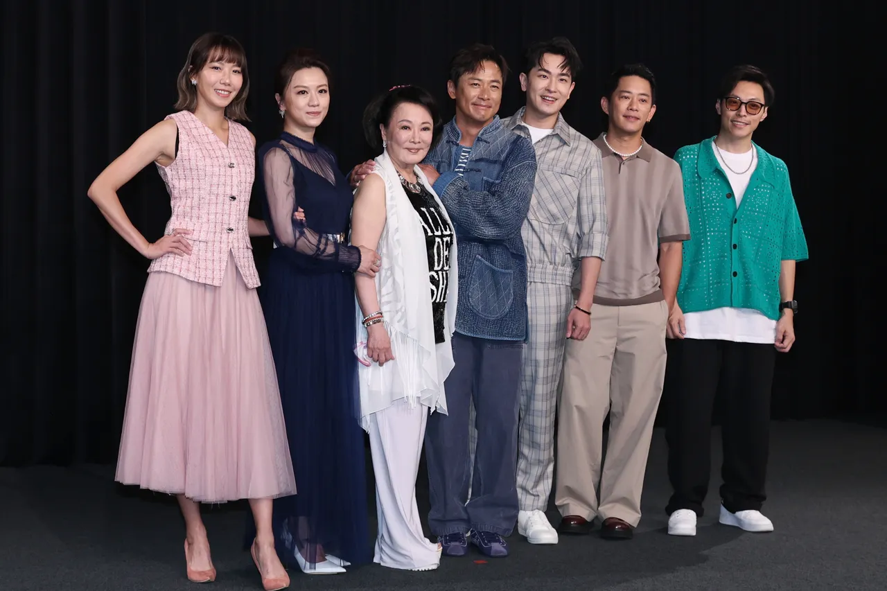 《百味人生》今盛大举情首映会,演员群一起合影。彭欣伟摄