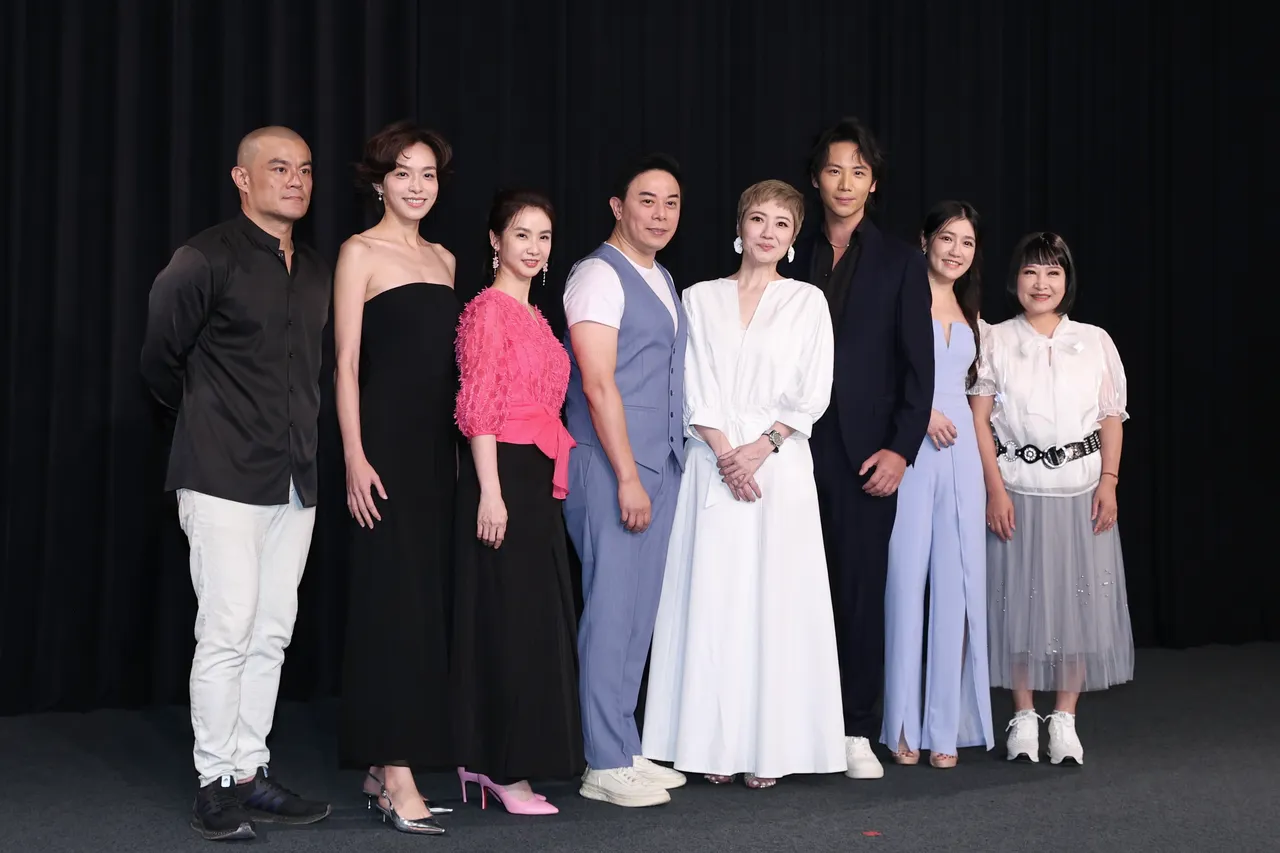 《百味人生》众演员开心合影。彭欣伟摄影