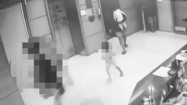 謝姓男童被母親抱出飯店電梯口前往醫院，當時就已氣絕身亡。讀者提供