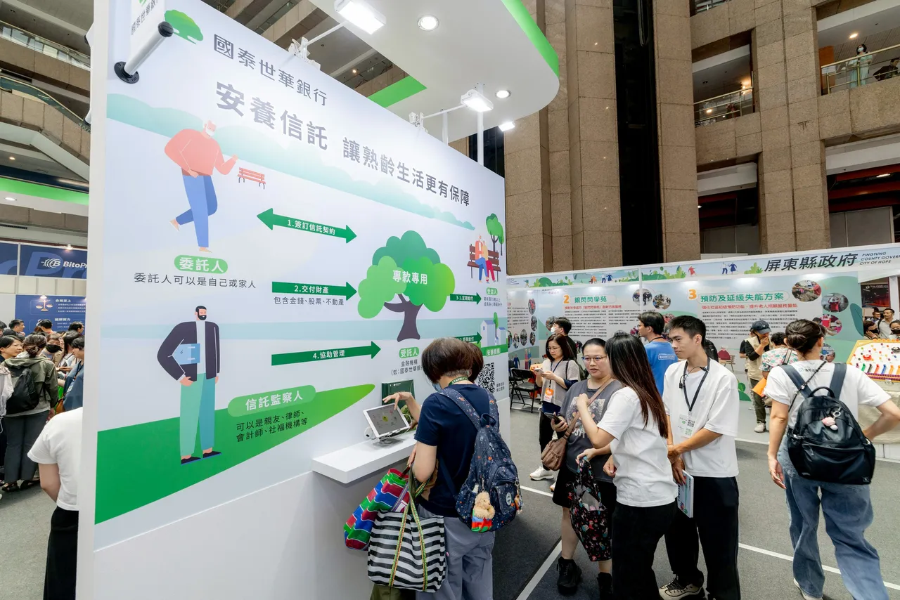 国泰金控携手五大子公司于今(8日)参展「高龄健康产业博览会」,以「共好生活聚场」为主题,聚焦高龄者「健康照护」与「财务保障」双引擎,邀请民众体验多元、友善、安心的乐龄金融新解方。国金泰控提供