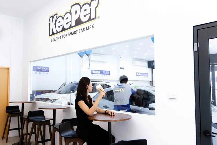 現場一樓客休室設有玻璃窗，讓顧客能夠欣賞技師細緻的施工過程。業者提供