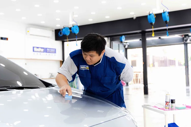 配合亞灣店開幕，即日起至8月31日，於店內施作指定鍍膜服務即可加贈前擋玻璃鍍膜或車內除菌抗菌服務。業者提供