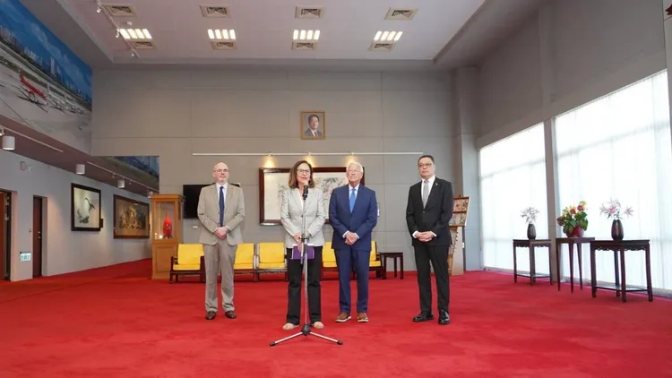 美國聯邦參議員韋克爾、費雪於今明兩天率團訪問台灣。美國在台協會（AIT）表示，訪團將與台灣高層領袖進行一系列會談，討論美台關係、區域安全、貿易與投資，以及其他與雙方利益相關的重要議題。美國在台協會提供