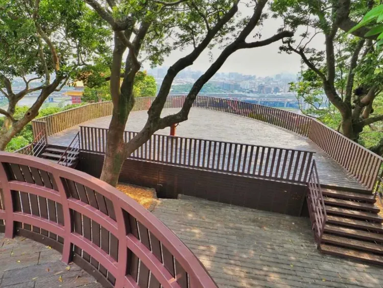 「森林方舟」中間高台望向船艏平台。台北市大地處提供