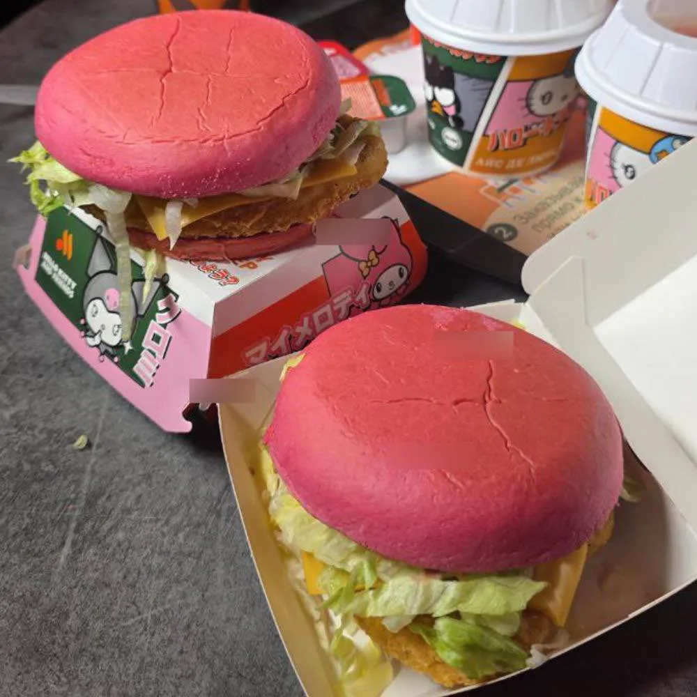 该速食店的Hello Kitty主题餐点,主打一款粉红鸡肉汉堡,配有粉红色面包与酱料。