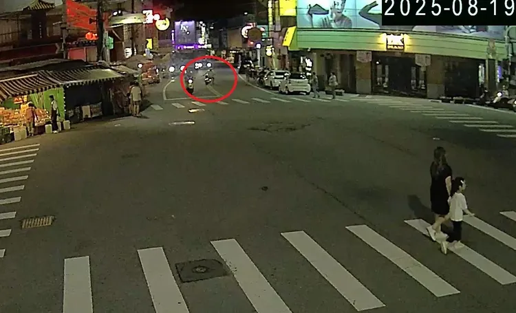 葉男在鎮瀾宮前揮刀。民眾提供