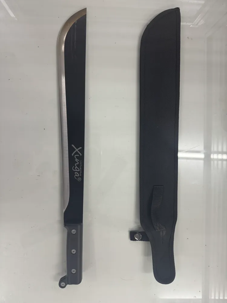 警方逮捕葉男，查扣一把長刀。民眾提供