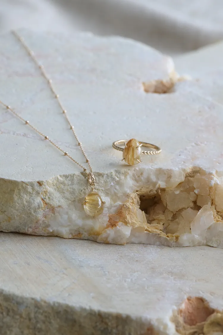 agete金髮晶編織戒指1萬8300元、金髮晶編織墜飾9200元。品牌提供