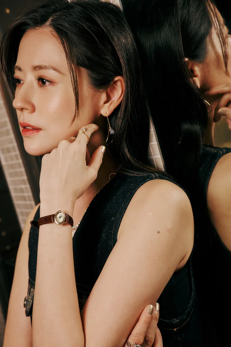 林予晞戴上agete台北101限定的石虎與台灣黑熊墜飾耳環。品牌提供