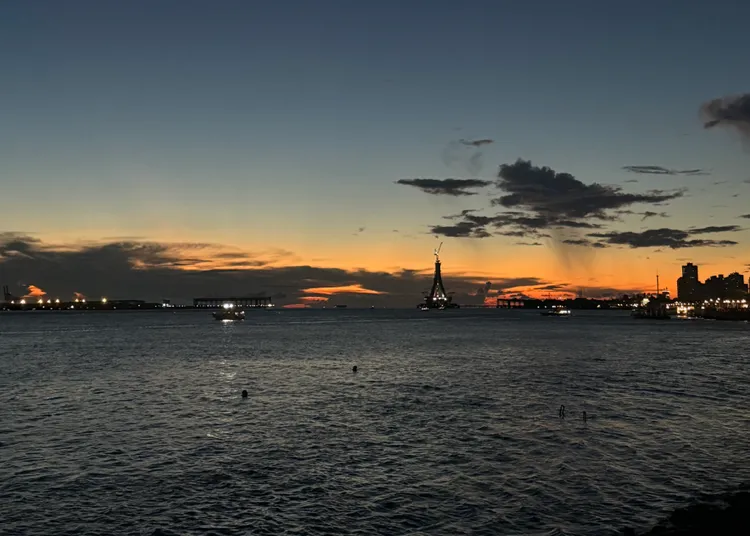 淡水夕陽與河岸風光，吸引情侶前來散步賞景，是熱門七夕行程之一。張綵茜攝