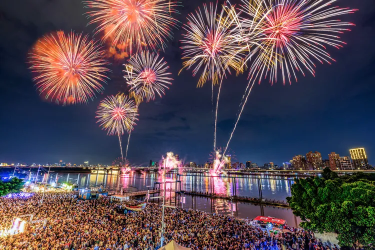 「2025大稻埕夏日節」連續3週於週三（8/6、13、20）晚間8時施放主題煙火，30日還有480秒壓軸煙火秀。台北市觀傳局提供