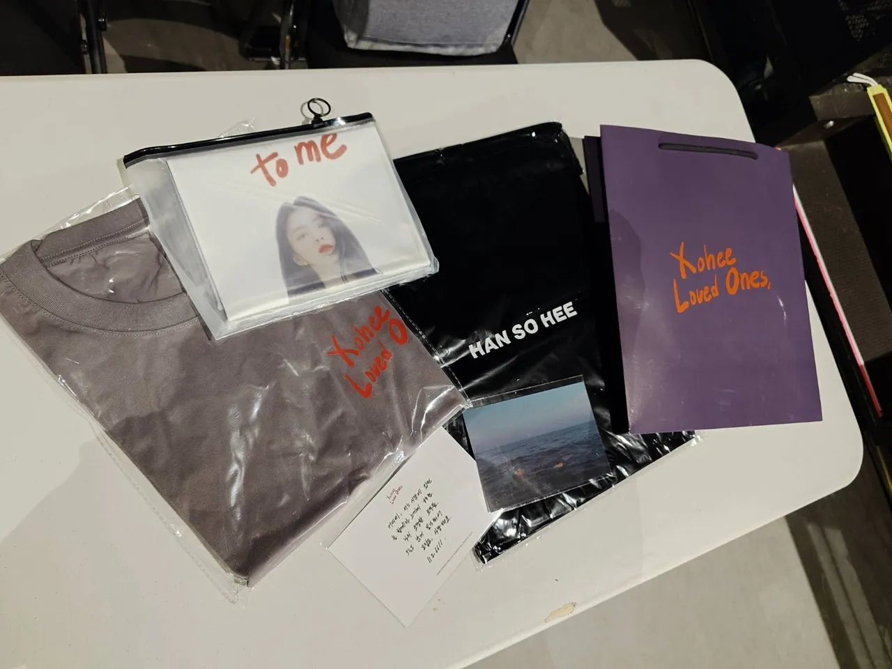 韩韶禧送给每位粉丝大礼包。陈薇安摄