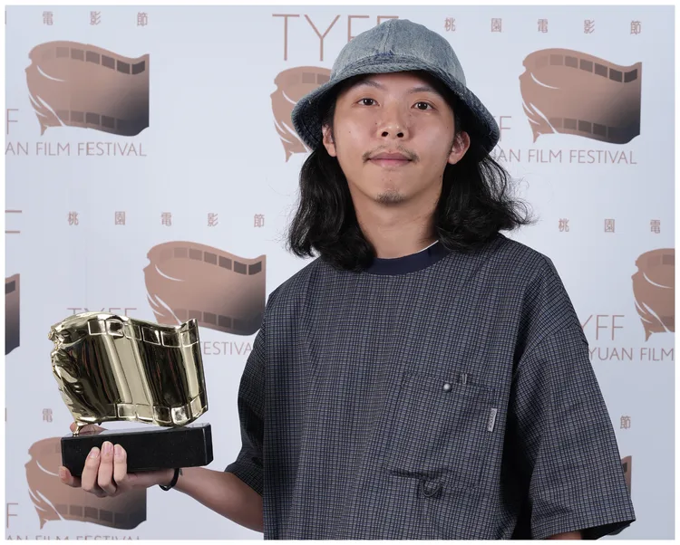 最佳劇本獎頒給《囚犬》編導顏皓軒，他也代陳泰和領取最佳男演員獎。桃園電影獎提供