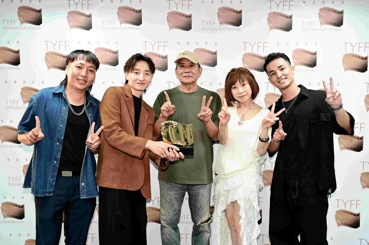 張作驥（中）執導的《優雅的相遇》獲得評審團特別獎。桃園電影節提供