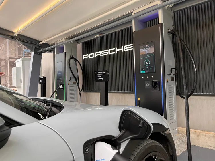 彰化員林高速充電站採用電池儲能系統（ESS），可於日間儲存電力並供夜間使用，實現自給自足，為充電設施立下永續新標竿。業者提供