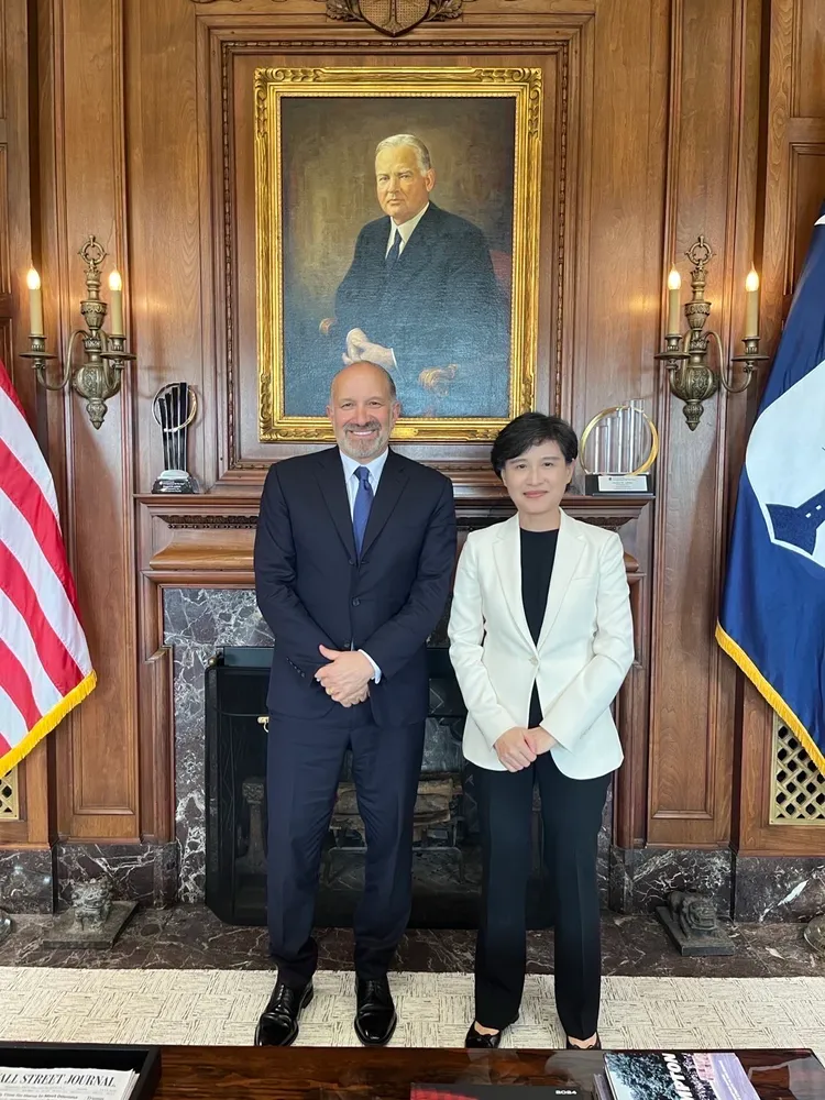 「中華民國行政院」罕見發出3張鄭麗君一行人與美方官員會晤照片，嚴正譴責特定媒體人憑空捏造虛構言論。翻攝自「中華民國行政院」官方臉書