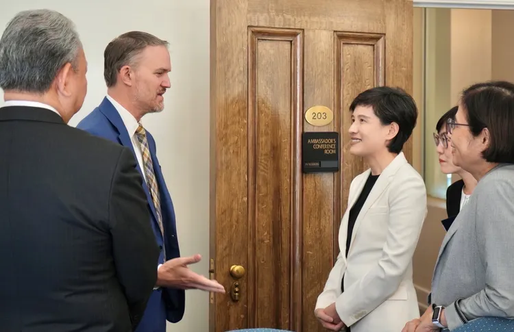 「中華民國行政院」罕見發出3張鄭麗君一行人與美方官員會晤照片，嚴正譴責特定媒體人憑空捏造虛構言論。翻攝自「中華民國行政院」官方臉書