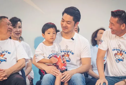 「三寶爸」蔣萬安父親節這樣過!下班當家教 還收幼兒園手繪小禮物