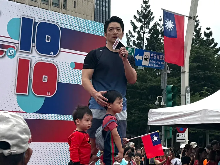 蔣萬安與兒子過去一同參加親子活動。張綵茜攝