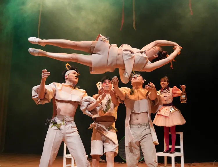 煙波花蓮太魯閣推出期間限定「搖擺吧！草地夜祭」戶外馬戲派對，讓旅人擁有今夏最魔幻的夜色體驗。天馬戲創作劇團提供