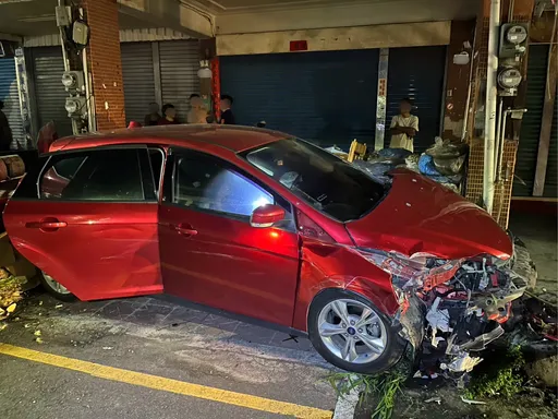 女駕駛自撞波及3車輛1電桿!僵持半小時不下車 原是這原因