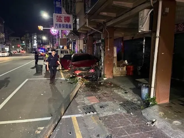 吳女失控衝撞路旁自小貨車、2輛機車，最後撞上電線桿方才停下。翻攝畫面