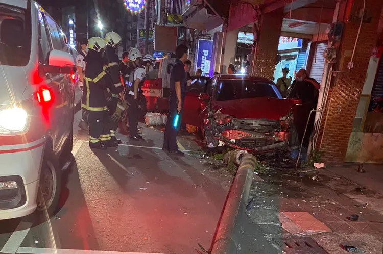 吳女失控衝撞路旁自小貨車、2輛機車，最後撞上電線桿方才停下。翻攝畫面