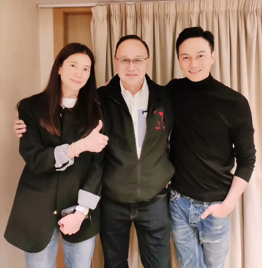 曹查理(中)是张智霖(右)的舅舅,张智霖曾和老婆袁咏仪帮他宣传抖音帐号。翻摄曹查理抖音