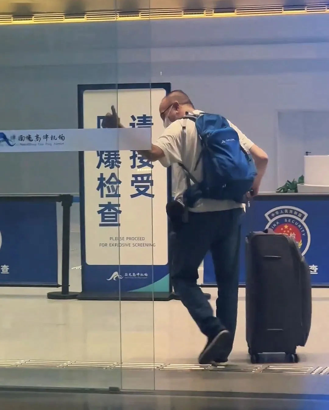 曹查理退休返回香港。翻摄曹查理抖音