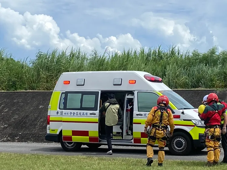 孟男跌傷獲救送醫救治。空勤總隊提供