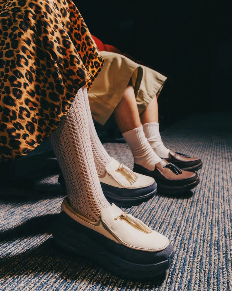 流蘇飾條替經典樂福鞋注入街頭潮流元素。品牌提供