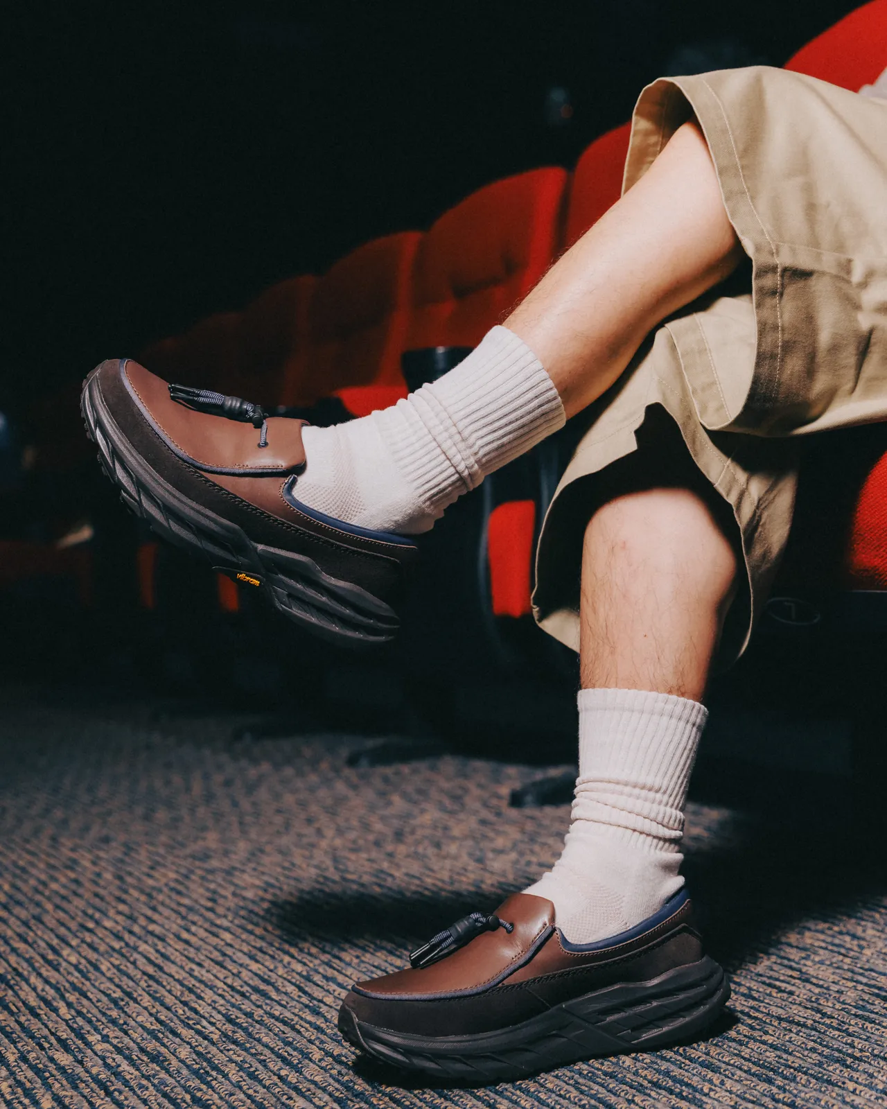 鞋款搭载Speedgoat 5的中底设计与Vibram Megagrip橡胶大底。品牌提供