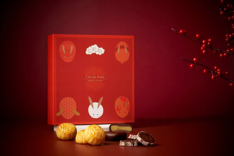 凱撒飯店連鎖「芯月雲兔禮盒」，以象徵中秋的「玉兔」為靈感，配上朱紅色調與中式窗花圖騰襯托佳節氛圍，每盒售價880元。凱撒飯店連鎖提供