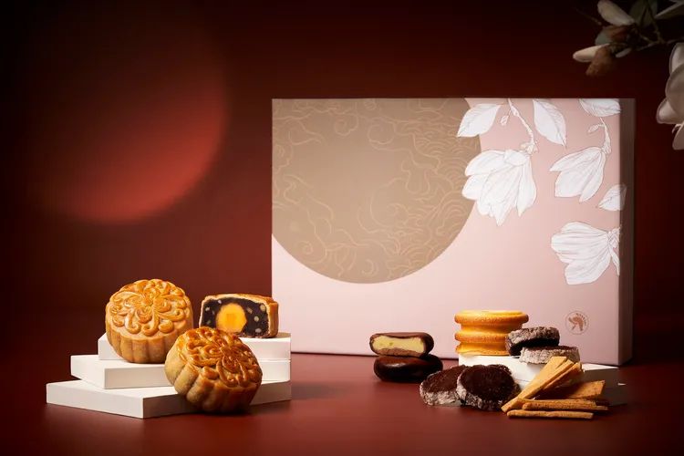 凱撒飯店連鎖「雅月澄心禮盒」，盒身設計以2025年PANTONE年度代表色「摩卡慕斯」為概念，打造內斂優雅的視覺風格，每盒售價1280元。凱撒飯店連鎖提供