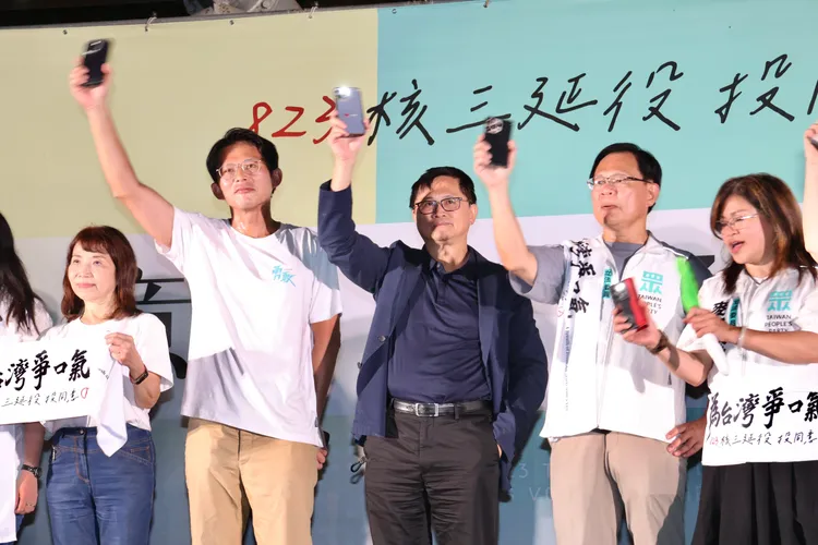 民眾黨主席黃國昌、和碩董事長童子賢、民眾黨立委張啓楷出席公投之夜。莊宗達攝