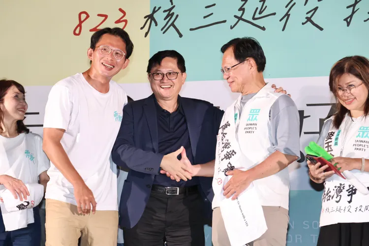 民眾黨主席黃國昌、和碩董事長童子賢、民眾黨立委張啓楷出席公投之夜。莊宗達攝