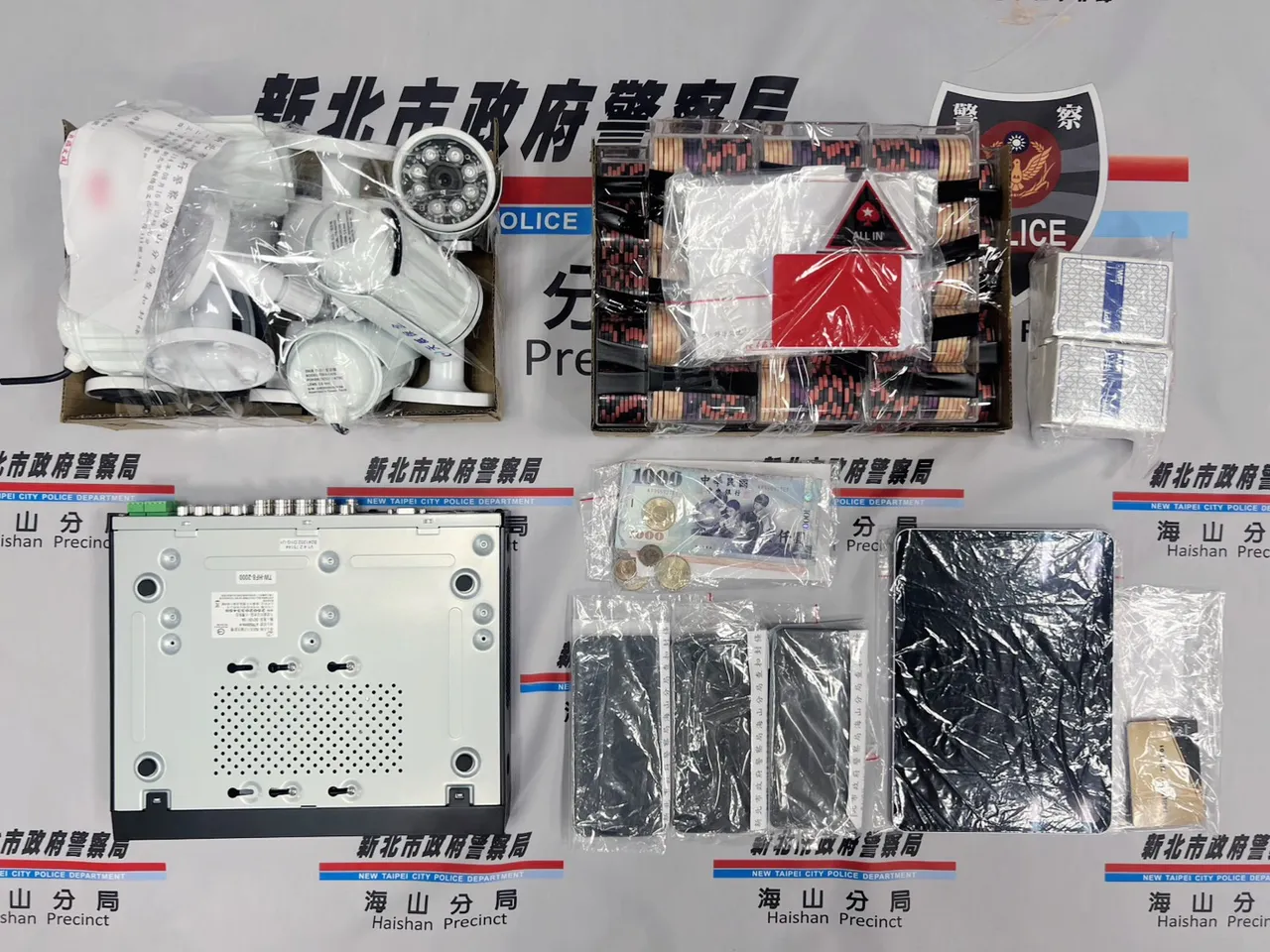 警方查扣赌资筹码、店家筹码及抽头金,监视器主机、镜头、扑克牌及行动装置等相关证物。翻摄画面