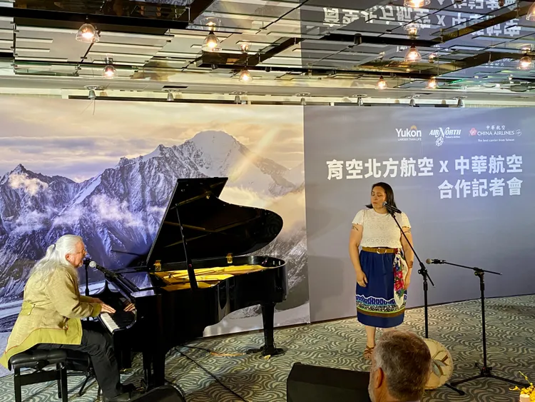 活動現場邀來加拿大籍歌手馬修連恩（左）獻唱。莊偉祺攝