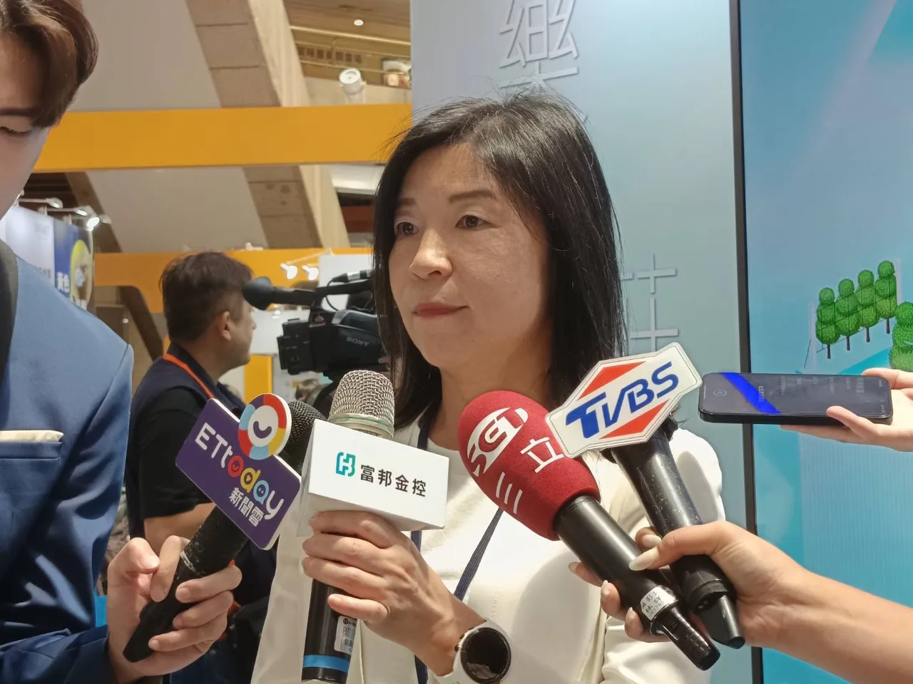 富邦金控偕五大子公司首次参与「2025高龄健康产业博览会」,打造「乐龄庄园」守护长者乐龄生活。许丽珍摄