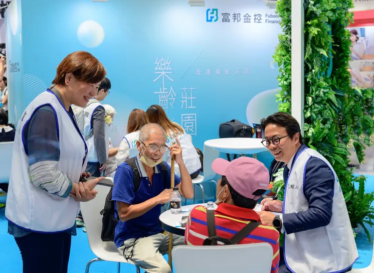 富邦金控偕五大子公司首次參與「2025高齡健康產業博覽會」，打造「樂齡莊園」守護長者樂齡生活。富邦金控提供