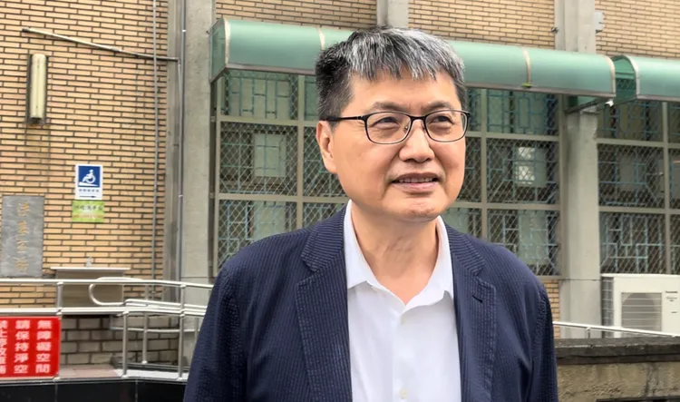 李進誠今早11點30分左右裝妥電子手環，面對媒體僅微笑回應「謝謝」2字，並鞠躬示意。謝亞庭攝