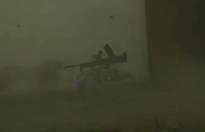 收到控制的解放軍機器狼開槍攻擊敵人。翻攝央視