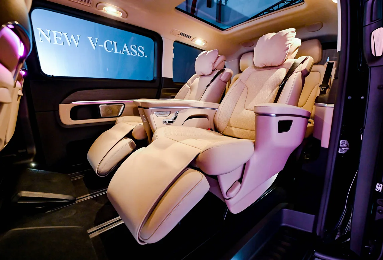Mercedes-Benz V 250 d EXCLUSIVE車型於後座座椅扶手區新增手機無線充電裝置。業者提供