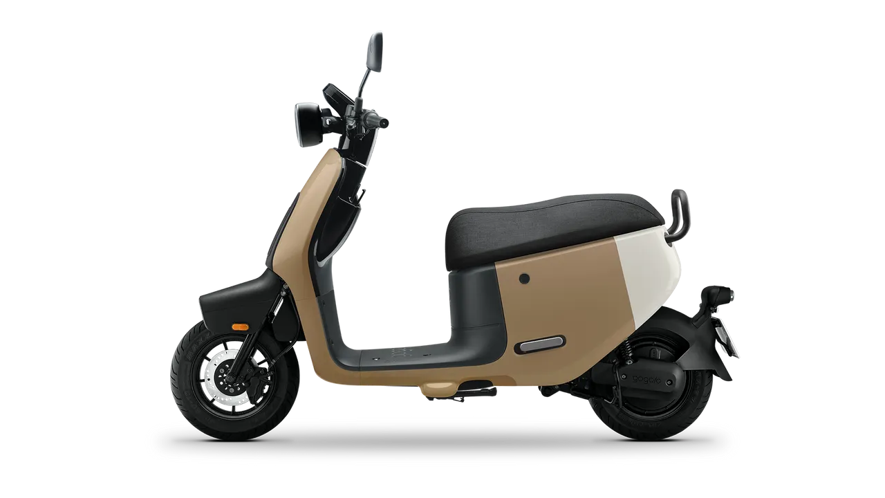 Gogoro EZZY 設有一鍵自動倒車、超省力中柱和低座高等設計,不論是女性或新手騎士都可以輕鬆應付路邊停車挑戰。圖/品牌提供