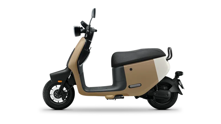 Gogoro EZZY 設有一鍵自動倒車、超省力中柱和低座高等設計，不論是女性或新手騎士都可以輕鬆應付路邊停車挑戰。圖／品牌提供