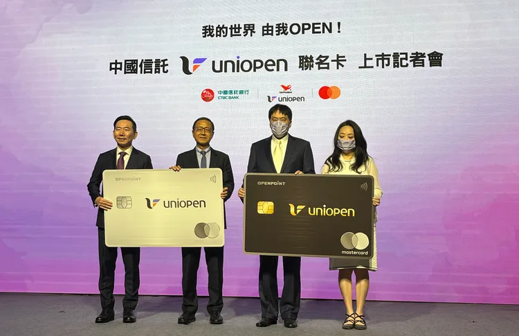 「中國信託uniopen聯名卡」上市記者會，中國信託銀行總經理楊銘祥（左起）、中國信託銀行董事長陳佳文、統一企業集團董事長羅智先及美麗事業董事長高秀玲出席。周奕豪/攝影