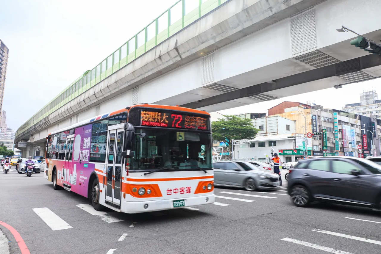 全台部分县市公车班距不足,更没有足够的「低底盘」公车,导致高龄者常在搭公车时出意外。示意图,台中市府提供